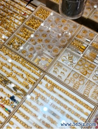 黄金首饰&nbsp; 图片起头：每经记者 潘婷 摄